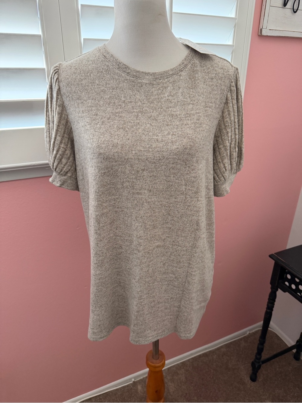 NWT - Women's Short Sleeve Pleated Tee in Light Taupe